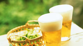 Uống bia vừa phải giảm nguy cơ viêm khớp dạng thấp