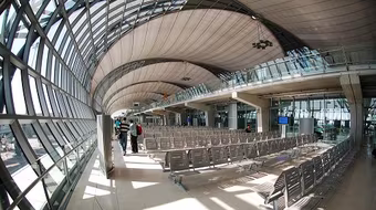 Bị ép cưới, nam thanh niên nhảy khỏi phòng chờ bay để tự vẫn