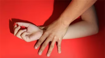 Nữ y tá bị hai thanh niên hiếp dâm tập thể