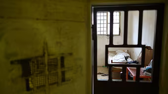 Xin được vào tù vì chán cảnh cãi vã với vợ