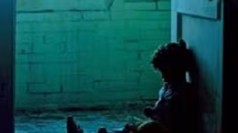 Kinh hoàng mẹ ném con trai 3 tuổi vào tường