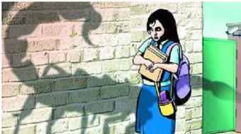 Bé gái 2 tuổi bị bảo vệ lạm dụng tình dục ngay tại trường