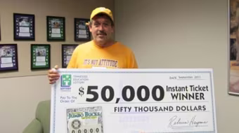 Tấm vé số 50.000 $ bị mất trở lại với chủ nhân