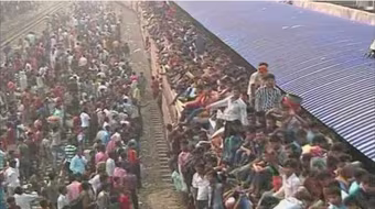 Hàng trăm ngàn người ngồi trên nóc tàu hỏa về quê