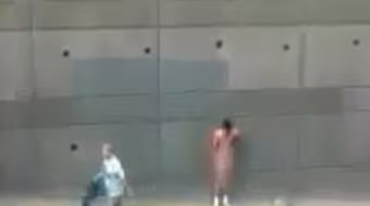 Thản nhiên bắt trộm lột quần áo giữa đường