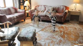 Hai cậu bé "phá huỷ" toàn bộ một căn phòng