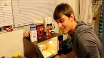 Kỷ lục kỳ cục: Nhét 38 áo phông vào lò vi sóng