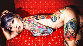 Cuồng nàng Bạch Tuyết, chụp bán khỏa thân khoe hình xăm