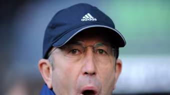 HLV Stoke City thoát tội nhờ lý do khôi hài