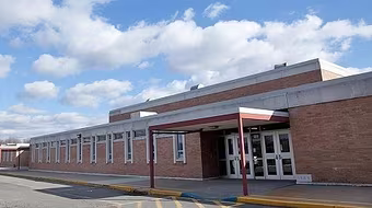 Nữ giáo viên quan hệ với sinh viên ngay sau khi cưới