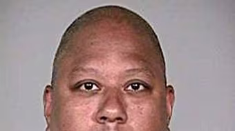 Bắt giữ Hiệu phó quan hệ với học sinh ngay tại nhà riêng