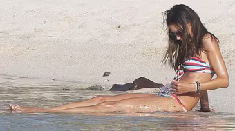 Alessandra Ambrosio xộc xệch diện bkini