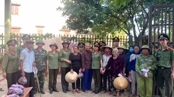 Chung tay chia sẻ khó khăn với người dân vùng lũ 