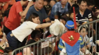 Hình ảnh đẹp về những công nhân môi trường “đi xin rác” trước giờ diễu binh