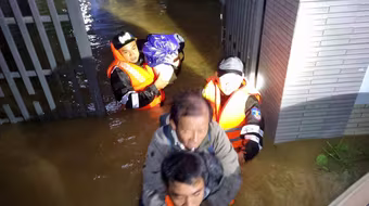 Lực lượng Công an căng mình ứng cứu, bảo vệ dân trong mưa lũ ở miền Trung 