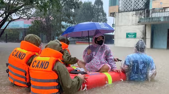 Công an tỉnh Đắk Lắk căng mình trong mưa lũ giúp dân