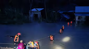 Hình ảnh quả cảm của Công an Đắk Lắk giữa dòng nước lũ 