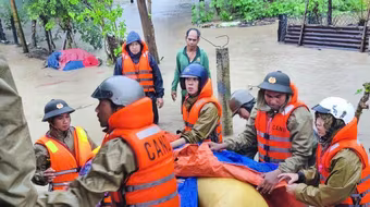 Lực lượng Công an nhân dân hết mình vì đồng bào bị lũ lụt 