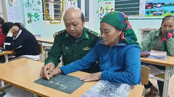 Người thầy giáo mang quân hàm xanh và sứ mệnh gieo mầm tri thức 