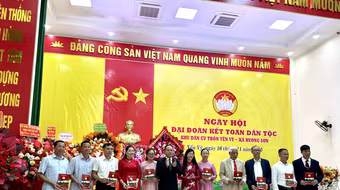 Giám đốc Công an Thành phố Hà Nội chung vui ngày hội Đại đoàn kết cùng nhân dân thôn Yến Vỹ