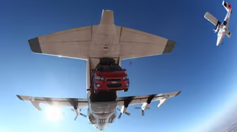 Hiến máu trong trang phục ma cà rồng để nhận Chevrolet Sonic 2012?