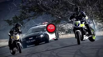 "Cuộc chiến" drift nóng bỏng giữa các tay đua và.. xe cảnh sát 