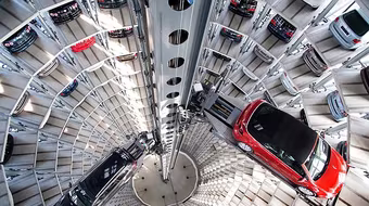 Hàng trăm chiếc Volkswagens tụ hội trong tháp thủy tinh cao 60 mét 