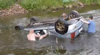 Xem màn giải cứu xe đua "chết đuối" cực kì kịch tính