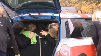 Lập kỉ lục Guiness Thế giới bằng việc "nhồi" người vào Mini Cooper