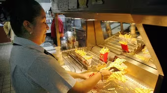 Cửa hàng McDonald đuổi trẻ con vì …ăn quá nhiều