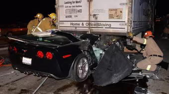 May mắn sống sót sau tai nạn ôtô "dính đuôi" xe tải