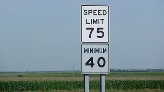 Lái xe kiểu "rùa bò" cũng bị phạt