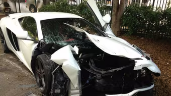 Va chạm mạnh, siêu xe trị giá 4 tỉ đồng nát bươm