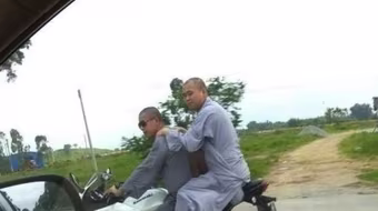 Bắt gặp sư thầy đeo kính râm, cưỡi xế nổ cực "chơi" 