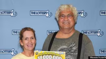 May mắn trúng một triệu USD khi nhặt lại vé xổ số từ thùng rác