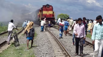 Tàu hỏa đâm vào đoàn khách hành hương, 37 người thiệt mạng