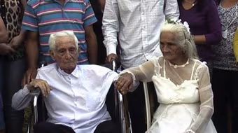 Cụ ông 103 tuổi tổ chức lễ cưới với cụ bà 99 tuổi sau 80 năm chung sống