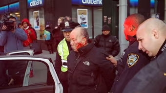 Cảnh sát Mỹ đánh ông cụ 84 tuổi nhập viện, vì sang đường sai luật