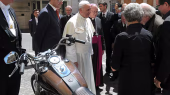 Giáo hoàng Francis đấu giá từ thiện chiếc Harley-Davidson được tặng 