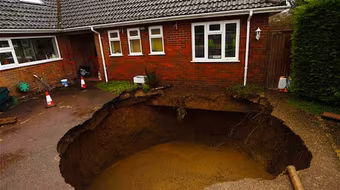 Mưa lũ kinh hoàng làm xuất hiện hàng loạt “hố tử thần” tại Anh