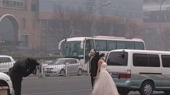 Cặp đôi đeo mặt nạ chống độc khi chụp ảnh cưới 