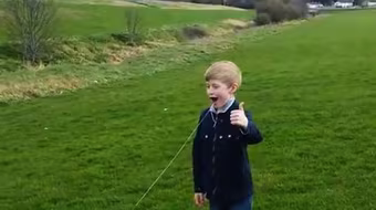 Bố nhổ răng cho con bằng máy bay điều khiển từ xa