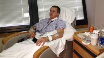 Sống sót thần kì sau khi bị cưa xích găm vào cổ