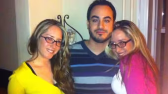 Hai chị em sinh đôi chung nhau… bạn trai