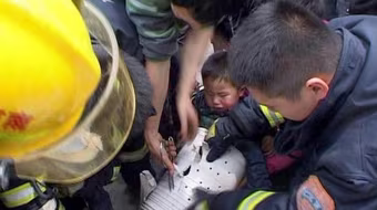 Cậu bé 2 tuổi mắc kẹt trong máy giặt 