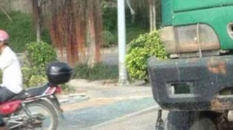 Vẫn học bài dù bị mắc kẹt dưới bánh xe sau tai nạn 