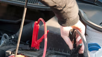 Những thủ thuật bảo vệ ắc-quy ô tô, xe máy trong ngày hè 