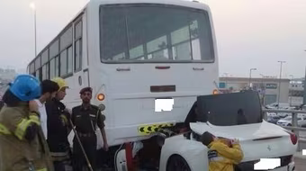 Ferrari California rúc gầm xe buýt, tài xế may mắn sống sót