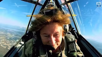 Cụ bà 71 tuổi vẫn bắn súng, nhảy dù, bắt cá sấu như phim hành động