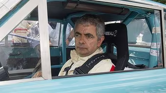 "Mr. Bean" gặp tai nạn khi đang đua xe